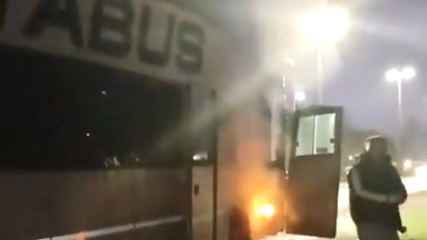 Se incendi&oacute; un micro de Platabus en Etcheverry y los pasajeros fueron evacuados en plena ruta