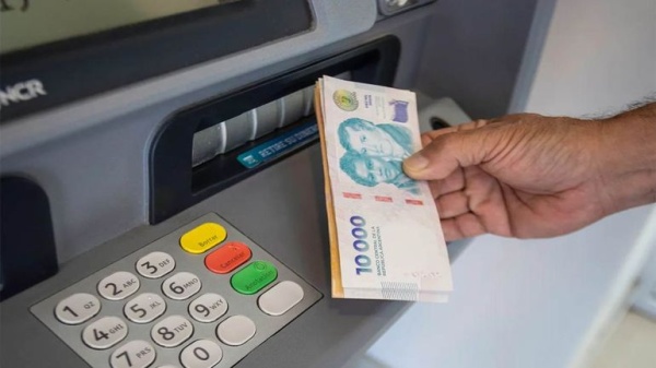 Los salarios volvieron a perder contra la inflaci&oacute;n y acumulan una ca&iacute;da de 4,2% en su poder de compra