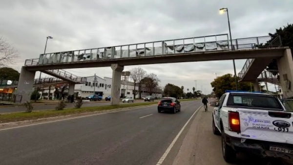 Rescataron a un hombre en crisis sobre el puente peatonal del Camino Centenario en Villa Elisa