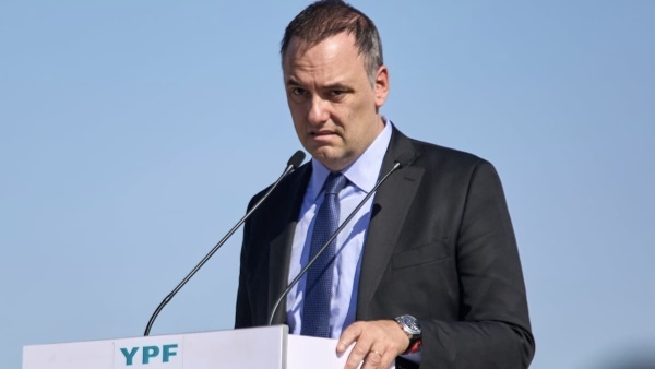 Tras el esc&aacute;ndalo judicial, Manuel Adorni tambi&eacute;n renunci&oacute; al directorio de YPF