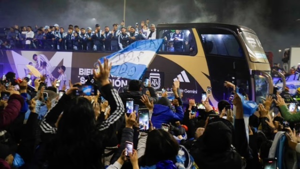 La Selecci&oacute;n volvi&oacute; a casa y recibi&oacute; un conmovedor abrazo de los hinchas