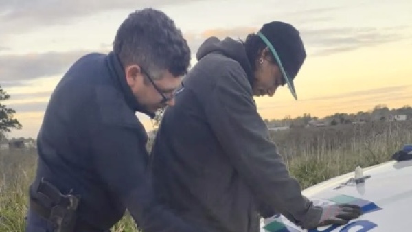 Lo descubrieron arriba de un poste robando cables y termin&oacute; detenido en La Plata