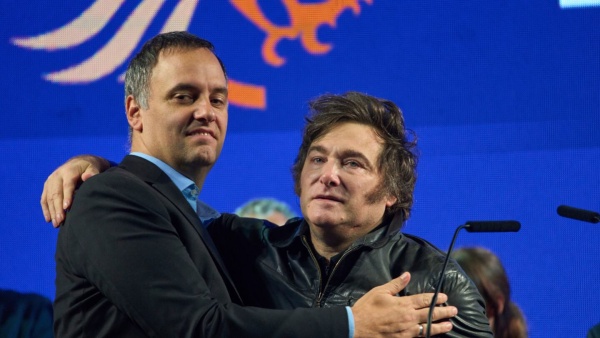 Milei defendi&oacute; a Adorni, cruz&oacute; a la prensa y neg&oacute; que Estados Unidos haya salvado su plan econ&oacute;mico