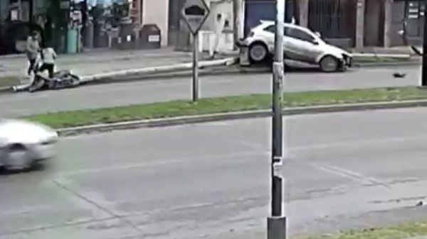 Milagro en La Plata: un auto se subi&oacute; a la vereda y un poste cay&oacute; a cent&iacute;metros de dos personas