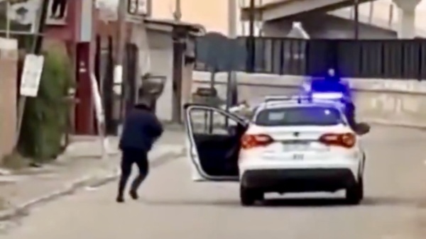 Violento enfrentamiento entre vecinos y la polic&iacute;a en la bajada de la Autopista La Plata y 520