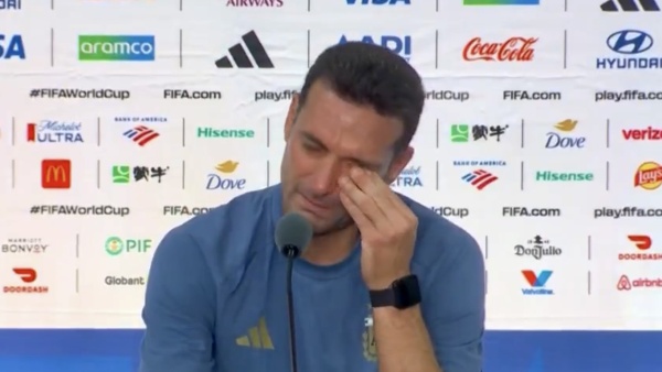 Emocionado hasta las l&aacute;grimas Scaloni dej&oacute; en duda su continuidad en la Selecci&oacute;n tras una pregunta de un periodista platense