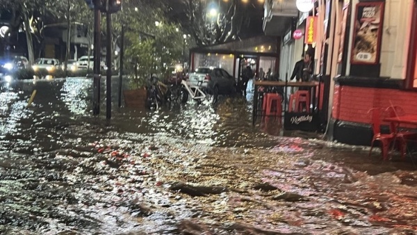 El temporal desbord&oacute; el centro de La Plata: se inundaron diagonal 74 y las inmediaciones de la Municipalidad