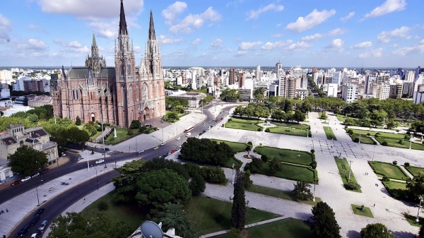 Alak anunci&oacute; que renovar&aacute; la Plaza Moreno y eliminar&aacute; el estacionamiento frente al Palacio Municipal