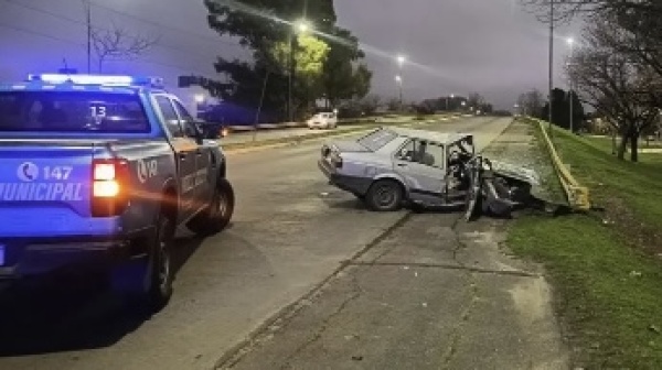 Un auto sufri&oacute; una falla mec&aacute;nica y termin&oacute; contra la contenci&oacute;n en el Camino Centenario