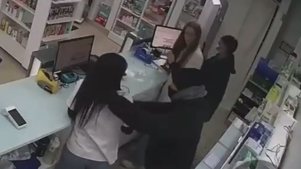 Robaron una farmacia en Gonnet y todo termin&oacute; con un violento ataque a las empleadas