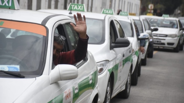 Taxis de La Plata piden extender la antig&uuml;edad de los autos y cr&eacute;ditos blandos para competir con las aplicaciones