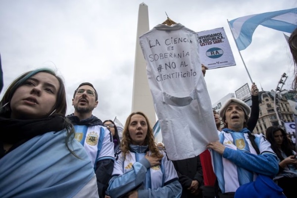 La ciencia sali&oacute; a la calle contra el ajuste de Milei: fuerte protesta por el recorte al Conicet y las becas