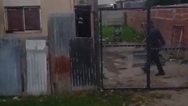 Dos j&oacute;venes fueron detenidos por el robo a un chofer de DiDi en La Plata y hallaron una moto desarmada