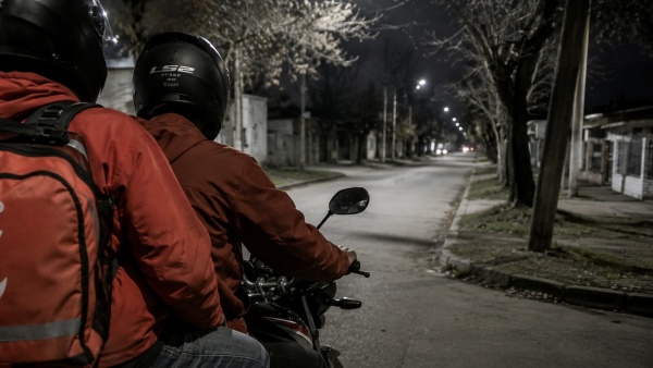 Brutal asalto en La Plata: dos falsos repartidores en moto golpearon a una mujer y le robaron la cartera