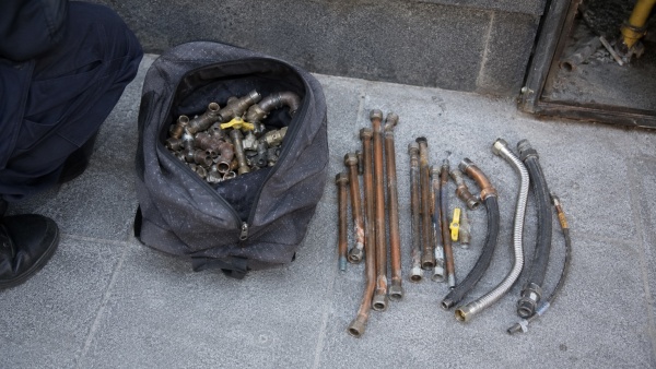 Lo atraparon abriendo cabinas de gas en La Plata y llevaba una mochila cargada de ca&ntilde;os y v&aacute;lvulas