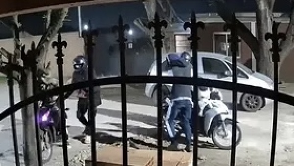 La encerraron entre tres y le robaron la moto a plena luz del d&iacute;a en La Plata