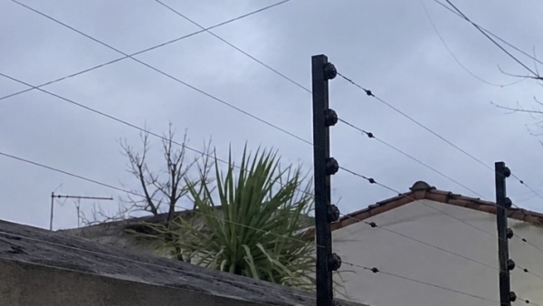 La inseguridad acorrala a vecinos de Tolosa y ya electrifican sus casas ante el temor a los robos