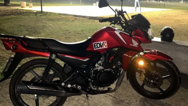 Le robaron la moto mientras trabajaba como chofer de una aplicaci&oacute;n en La Plata: dos delincuentes lo enga&ntilde;aron con un viaje