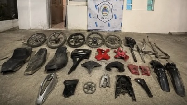 Allanamientos por motos robadas en La Plata terminaron con un detenido y un arsenal de motopartes