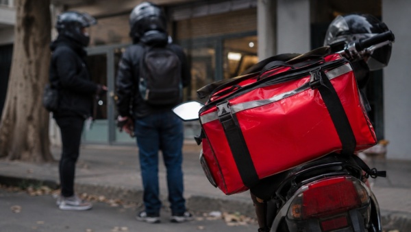 Violento ataque de &ldquo;rappichorros&rdquo; en La Plata: entraron con cascos, apuntaron a una empleada y huyeron en moto