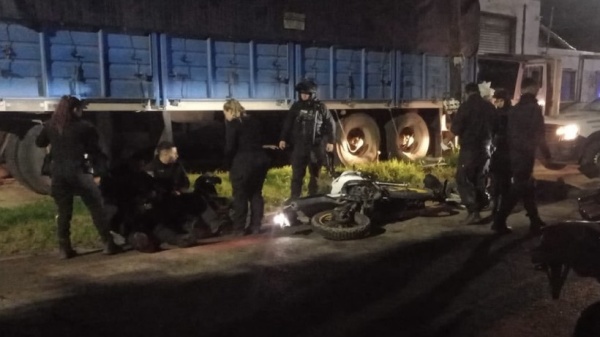 Escaparon de un control policial en La Plata y la persecuci&oacute;n termin&oacute; con todos en el piso