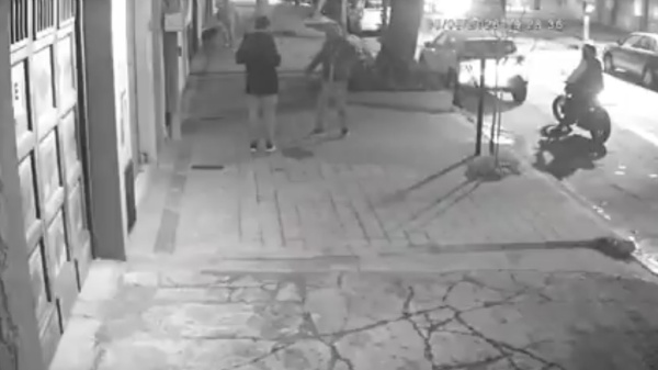 Dos motochorros asaltaron a un joven en La Plata y vecinos aseguran que ya coordinan hasta para sacar la basura