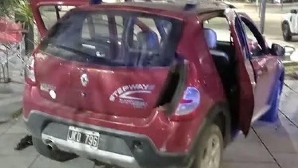 Un adolescente escap&oacute; de un control, atropell&oacute; a un hombre y termin&oacute; con el auto arriba de Plaza Moreno