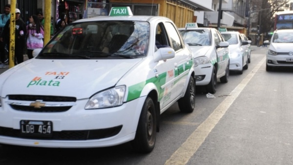 Choferes de taxis de La Plata denuncian que la nueva licencia profesional pas&oacute; de $22 mil a casi $300 mil