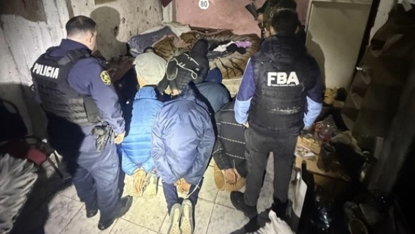 Desbarataron un punto de venta de drogas en La Plata: seis aprehendidos, coca&iacute;na, marihuana y un arma