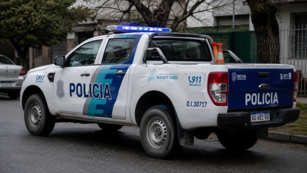 Motochorros armados quisieron asaltar a un polic&iacute;a en La Plata pero la reacci&oacute;n del agente los puso en fuga