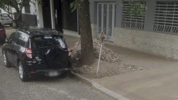 Patota atac&oacute; a un joven en La Plata: lo golpearon, le apuntaron con un arma y le robaron hasta la ropa