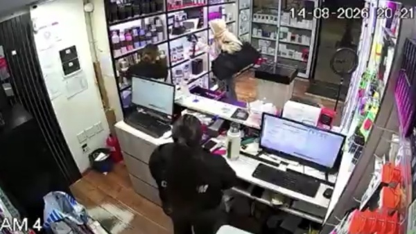 Rob&oacute; 16 celulares a punta de pistola en un comercio de La Plata y cay&oacute; con un arma de utiler&iacute;a