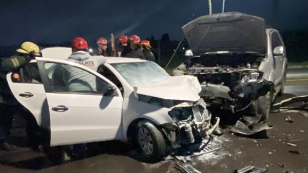 Un fuerte choque en La Plata termin&oacute; con un conductor atrapado y hospitalizado