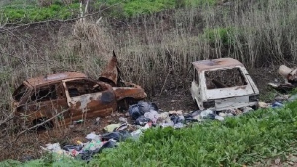 Vecinos de La Plata denuncian basurales y hasta autos abandonados en la zona de 90 y 155