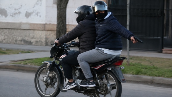 Motochorros armados asaltaron a un matrimonio en La Plata y les robaron la moto a metros de la Jefatura Departamental