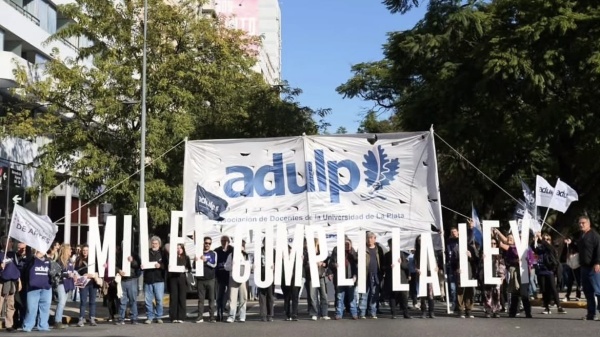 La UNLP vuelve a movilizarse contra Milei: habr&aacute; un banderazo en el Rectorado y preparan un paro nacional