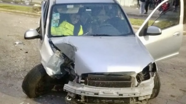 Accidente en La Plata: perdi&oacute; el control en avenida 7, choc&oacute; contra un &aacute;rbol y termin&oacute; en el hospital