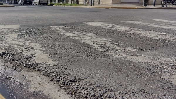 Bronca en La Plata por fotomultas de m&aacute;s de $110.000 por pisar sendas peatonales que casi no se ven