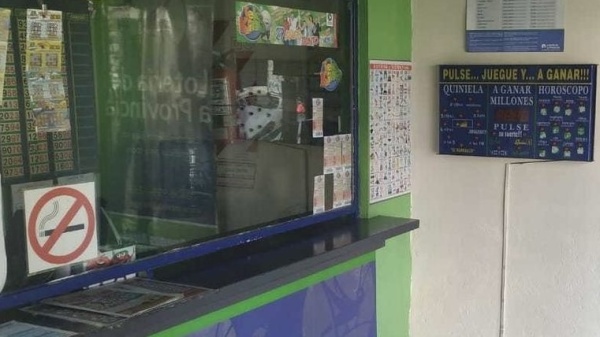 Brutal robo en una agencia de loter&iacute;a de La Plata: un joven termin&oacute; herido y buscan a dos motochorros