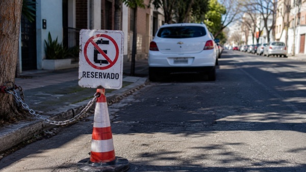 Buscan terminar con los &ldquo;due&ntilde;os de la calle&rdquo; en La Plata: qu&eacute; pasar&aacute; con quienes reservan lugares para estacionar