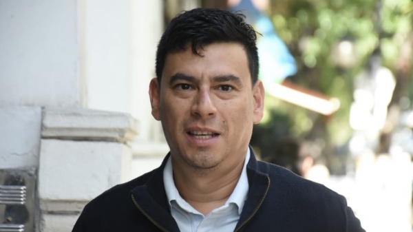 Chucho G&oacute;mez ante su desaf&iacute;o m&aacute;s dif&iacute;cil en La Plata: los barrios reclaman respuestas y los delegados quedan bajo la lupa