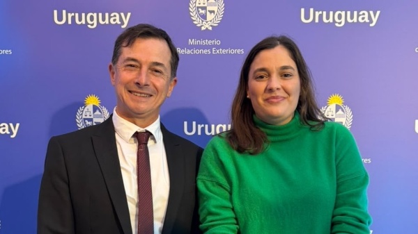 Rosario Castagnet y Daniel Lipovetzky se cruzaron en la Embajada de Uruguay y dejaron una postal pol&iacute;tica