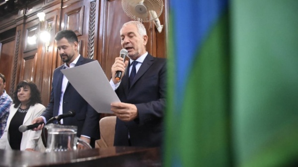 Piden congelar los sueldos del Intendente, funcionarios y concejales, adem&aacute;s de recortar 30% la planta pol&iacute;tica de La Plata