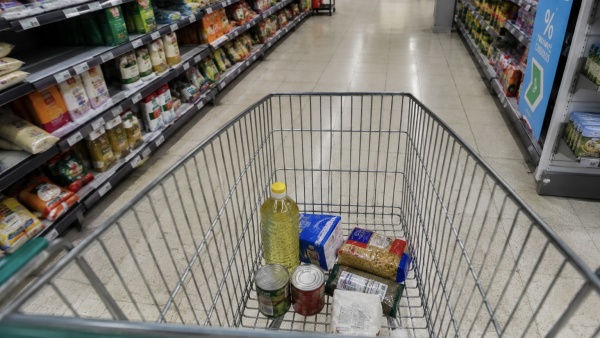 Cada vez m&aacute;s plata para pagar servicios y menos para comprar