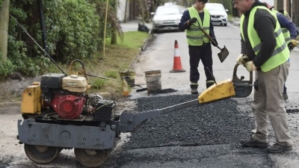 Avanza un fuerte operativo de asfalto en La Plata: qu&eacute; calles est&aacute;n renovando y d&oacute;nde seguir&aacute;n