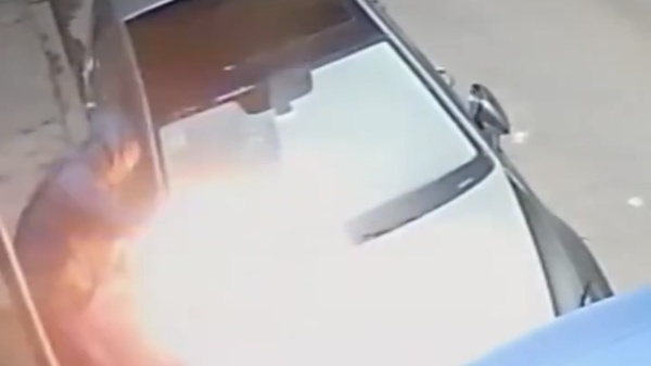 Incendiaron un auto en La Plata: dos encapuchados escaparon en moto y son buscados