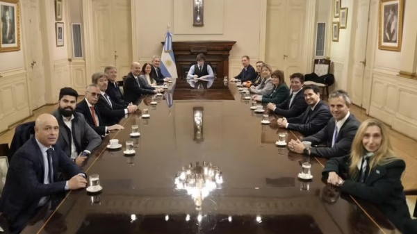 Milei volvi&oacute; a Casa Rosada tras 24 d&iacute;as y reuni&oacute; al Gabinete con la econom&iacute;a y el Congreso en la mira
