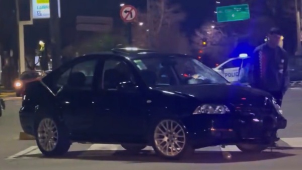 Iban en moto, chocaron contra un auto y terminaron hospitalizados en La Plata