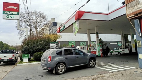 Hartazgo por el GNC en La Plata: filas de hasta tres cuadras y conductores que se quedan sin combustible