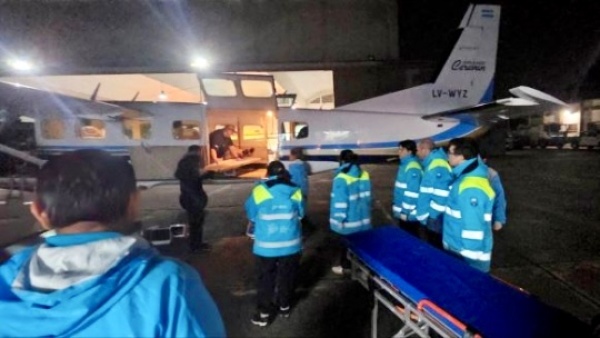 Trasladaron en un avi&oacute;n sanitario bonaerense a La Plata a un padre y su hijo en un operativo de alta complejidad